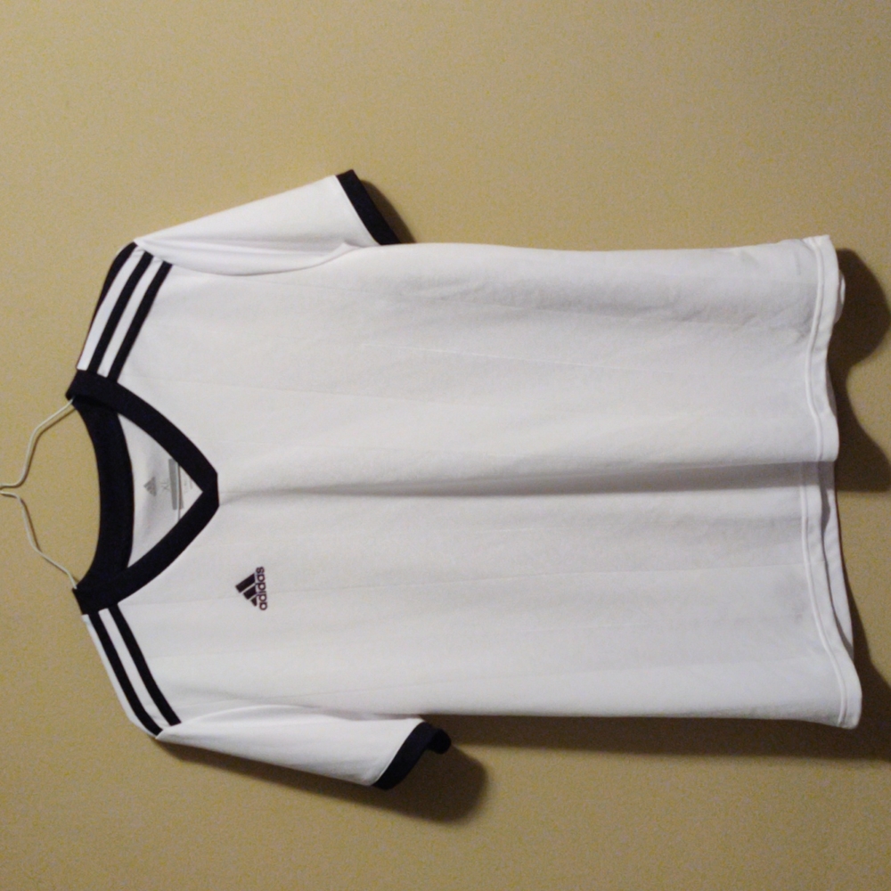 Adidas Shirt Sleeve V Neck Tee EUC